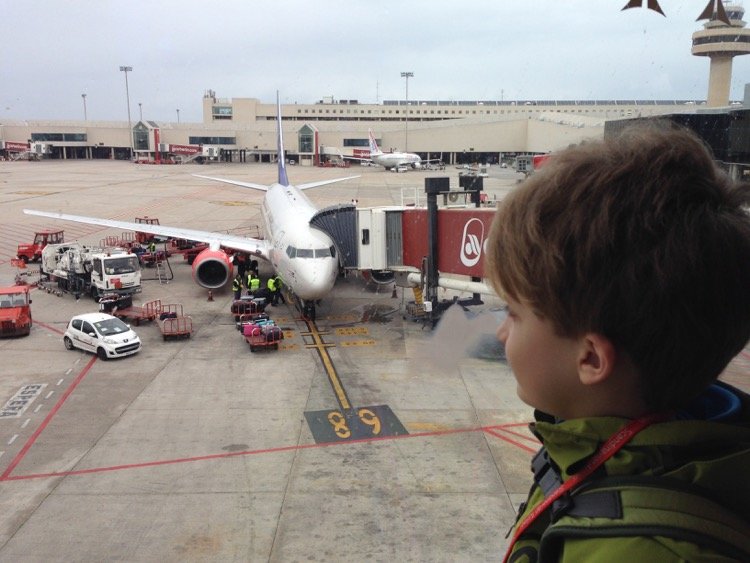 Allein zu den Großeltern fliegen - kein Problem für diesen jungen Mann © 4aufeinenstreich.se