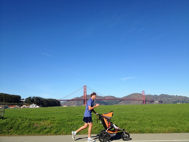 Fitte Eltern sausen mit dem Jogger herum © Jogger and the Golden Gate Bridge von 305 Seahill unter CC BY-ND 2.0