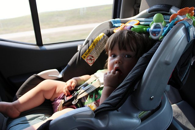 Mit genug Spielzeug bleibt es hinten lange ruhig  © Eliza riding in the car von  Bradley Gordon unter CC BY 2.0