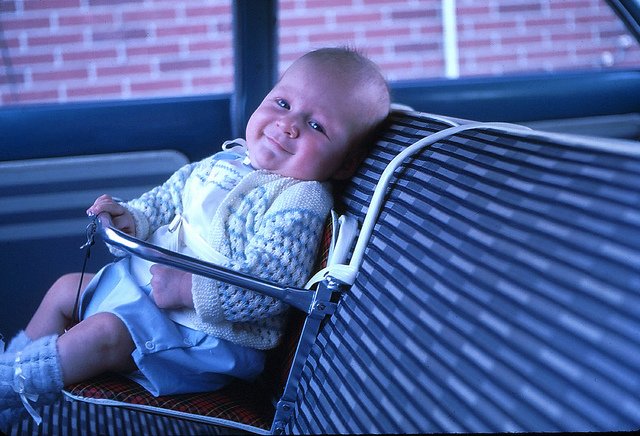 Autokindersitz aus den 60ern - gruselig! © New Baby Car Seat - 3 Months - June 1962 von RichardBH unter CC BY 2.0