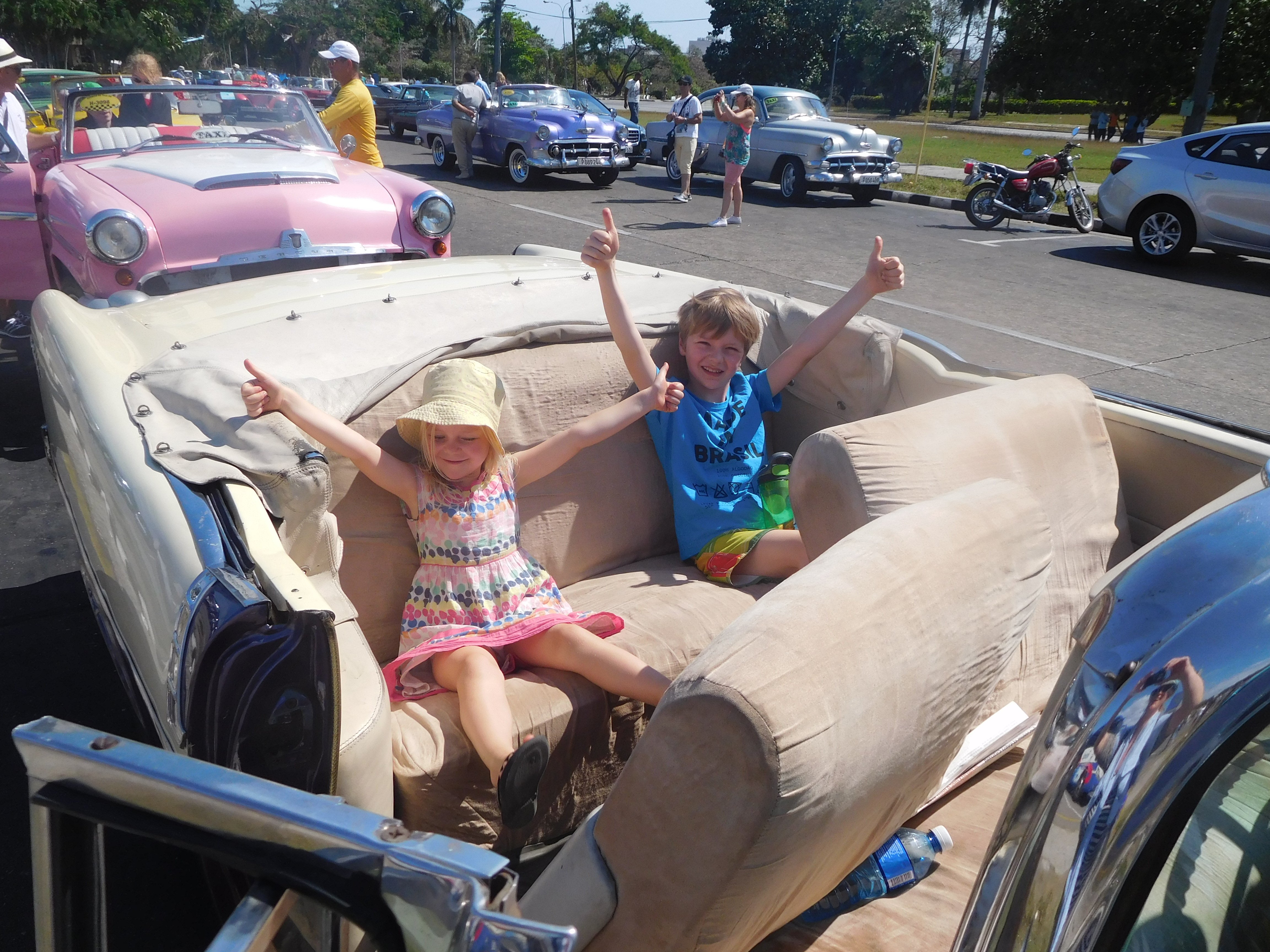 Spitze! Im Oldtimer-Cabriolet durch Havanna © KidsAway.de