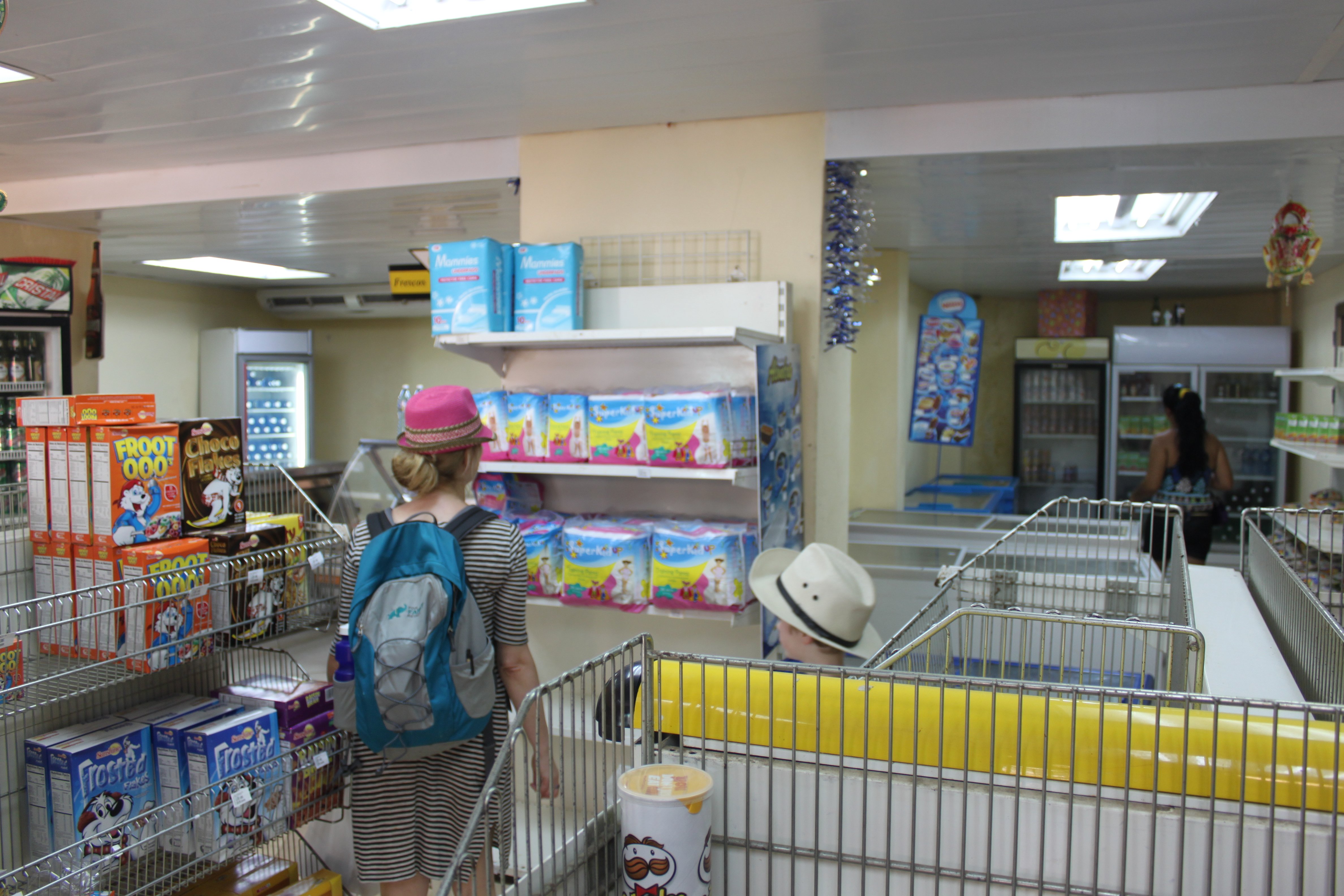 Leere Regale in einem Lebensmittelladen auf Kuba © KidsAway.de