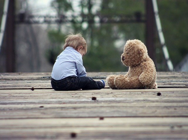 "Nur ich und mein Teddy, das genügt mir" © Pixabay