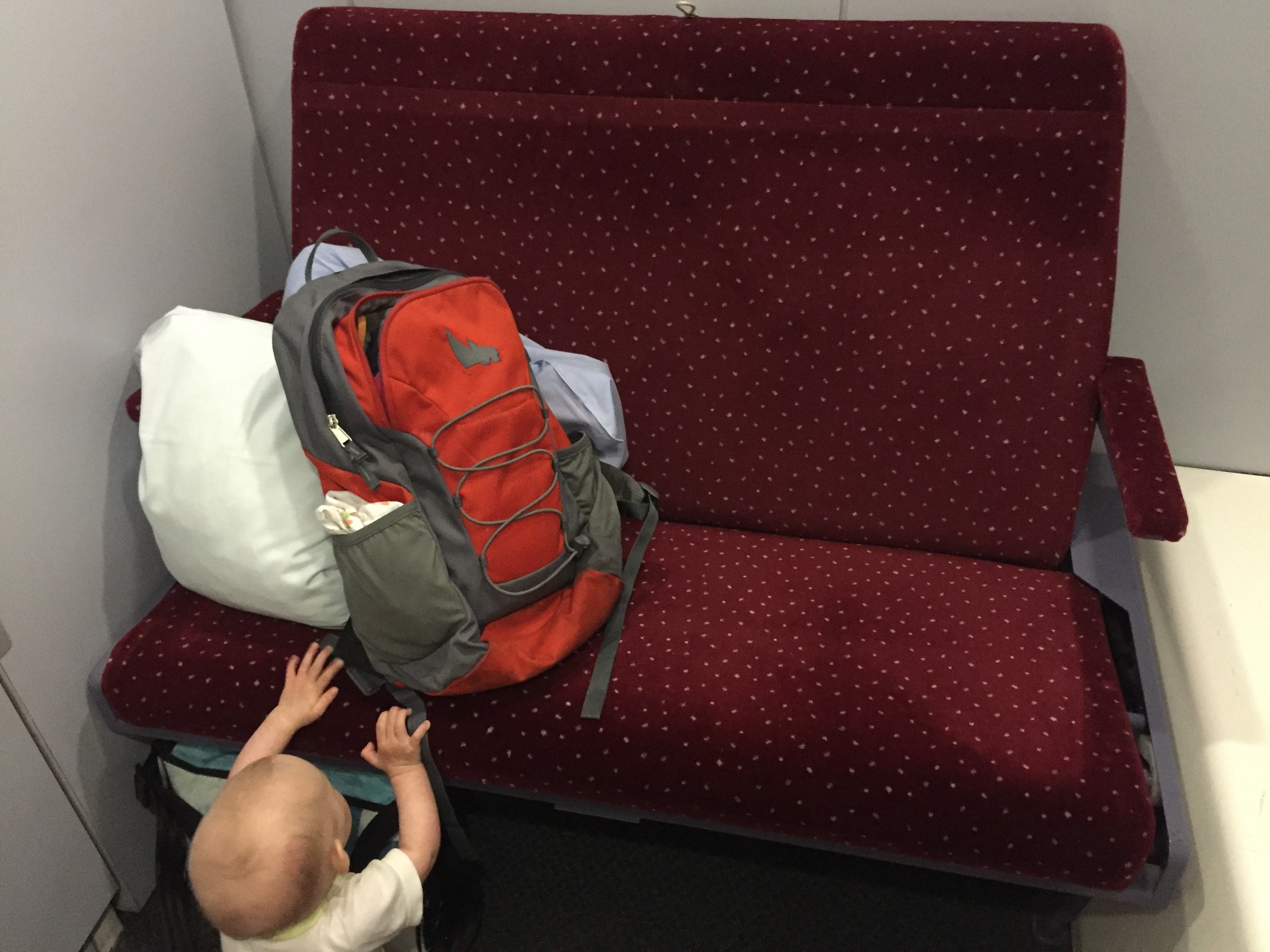 Tagsüber im Nachtzug - genug Platz für 2 © tinytraveler.de Tagsüber im Nachtzug - genug Platz für 2 © tinytraveler.de