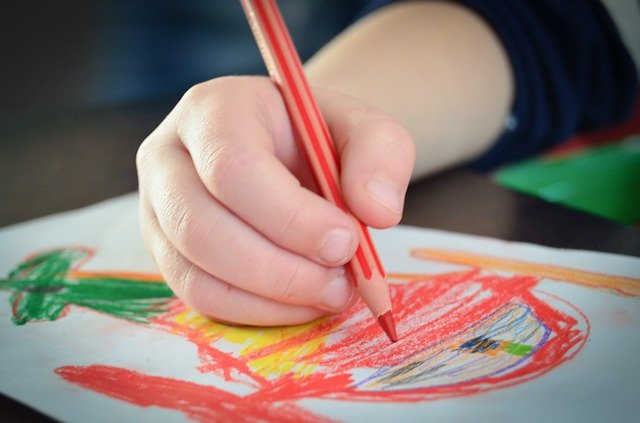 Kunst anschauen und Kunst schaffen, das geht bei Kindern Hand in Hand © Pixabay