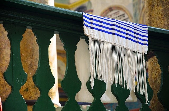 Ein jüdischer Gebetsschal in einer Synagoge © Pixabay