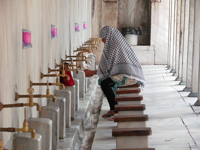 Ein gläubiger Moslem reinigt sich vor dem Gebet  © Pixabay