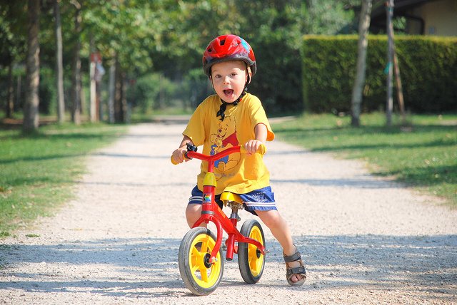 Mit dem Laufrad im Urlaub - herrlich! © Junge mit Laufrad von Michael Muecke  unter CC BY-SA 2.0