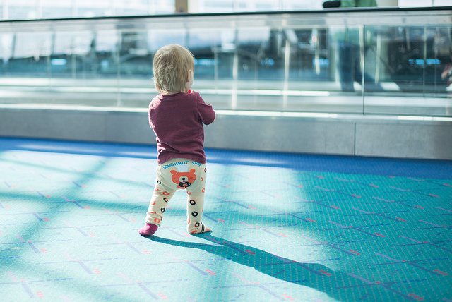 Gute Vorbereitung ist das A und O, wenn ihr allein mit Baby fliegt © Reese Walking the Airport von Donnie Ray Jones  unter CC BY 2.0