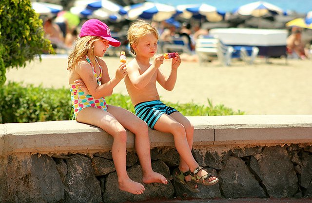 Eis endlos und andere Kinder zum Spielen, das klingt nach Schlaraffenland ©  Ice cream by the beach von Mate Marschalko  unter CC BY 2.0