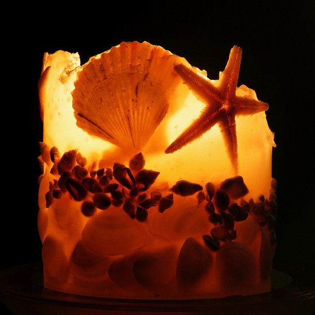 Wunderschön in der Herbst- und Winterzeit: eine Kerze mit Urlaubsduft © Pixabay