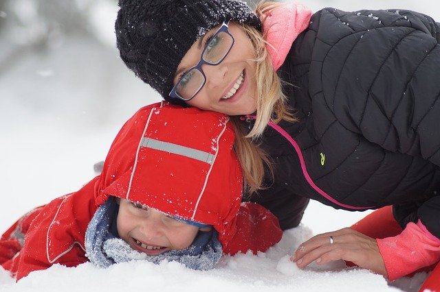 Gemeinsam Freude haben, das ist auch im Skiurlaub mit Kindern das Wichtigste © Pixabay