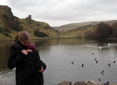 Schön warm von Mama getragen durch Edinburgh und Umgebung. © mamawelten Schön warm von Mama getragen durch Edinburgh und Umgebung. © mamawelten