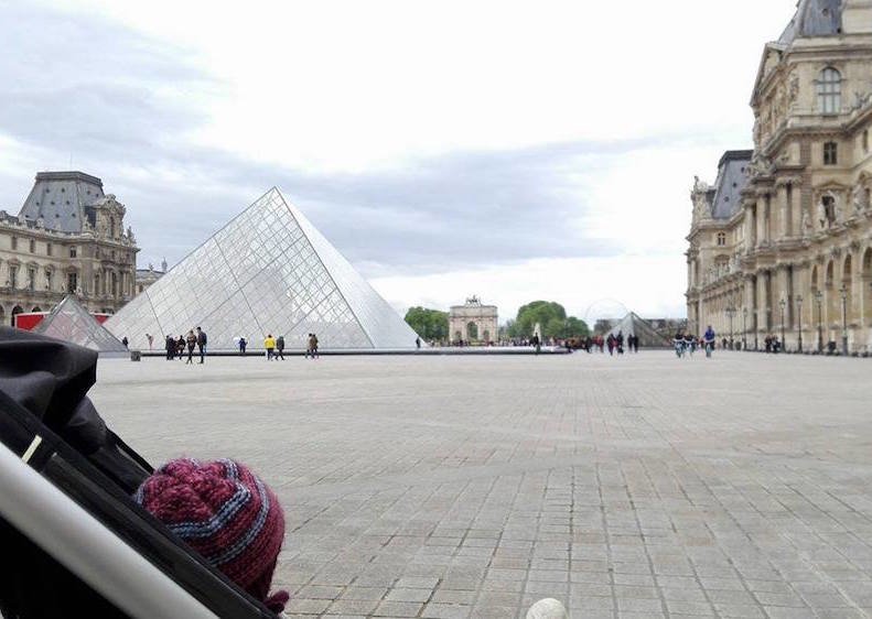 Tinas Reisebaby auf Entdeckertour am Louvre in Paris © mamawelten