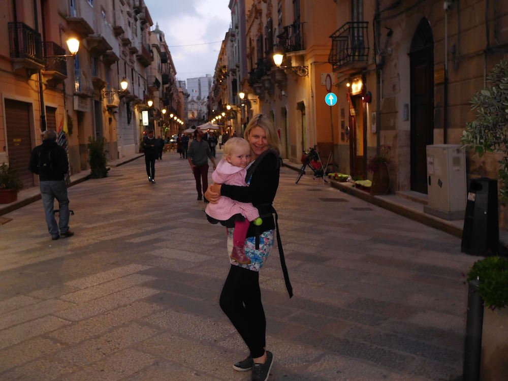 Felicia kuschelt mit Mama beim abendlichen Stadtbummel © Sabrina Müller-Krohe Felicia kuschelt mit Mama beim abendlichen Stadtbummel © Sabrina Müller-Krohe