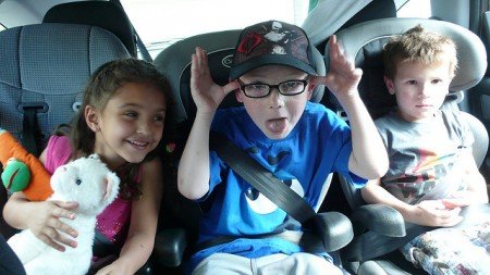 Drei Autositze befestigen? Geht! © 3 kids + 3 booster seats = tight squeeze von vkanaya unter CC BY 2.0 Drei Autositze befestigen? Geht! © 3 kids + 3 booster seats = tight squeeze von vkanaya unter CC BY 2.0