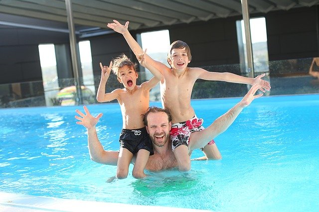 Es im Pool so richtig krachen lassen? Keine gute Idee © Pixabay Es im Pool so richtig krachen lassen? Keine gute Idee © Pixabay