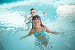 Ob im Hotelpool oder in einem der schönen Freizeitbäder: Schwimmen geht immer © Schmallenberger Sauerland/Sabrinity