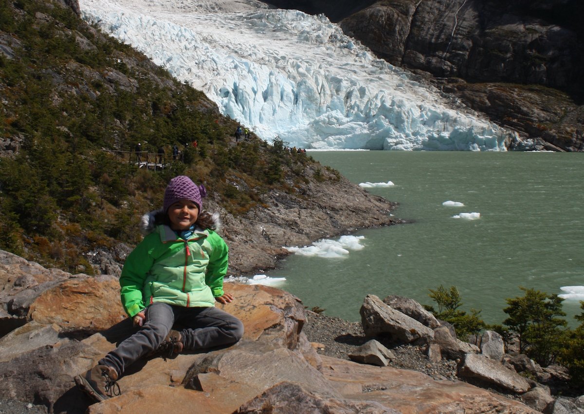 Miriam staunt über Gletscher und Eisberge in Patagonien © Eva Wieners Miriam staunt über Gletscher und Eisberge in Patagonien © Eva Wieners
