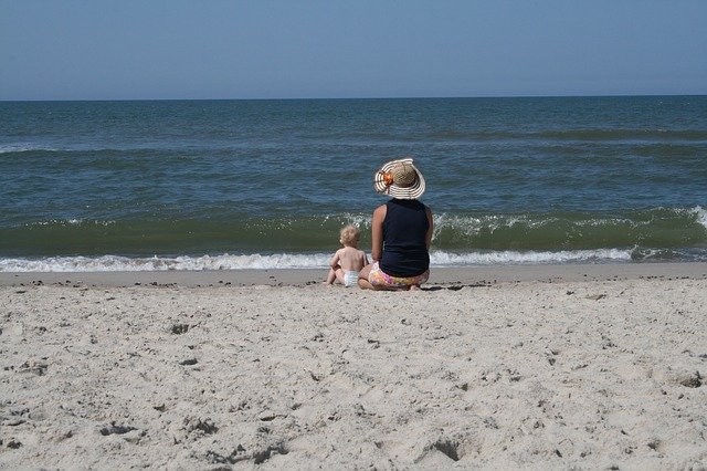Meer und Sand, das reicht schon im ersten Urlaub mit Baby © Pixabay