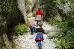 Eine Schlucht ist immer ein spannendes Wanderziel. Die Tour durch die Gorges de Regalon aus unserem Wanderführer »Provence mit Kindern« Foto: Lars Stockman © Naturzeit Verlag