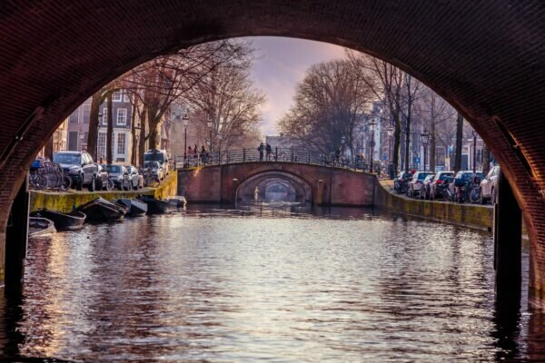 Erkundet die Grachten und Brücken bei einer Grachtenfahrt in Amsterdam